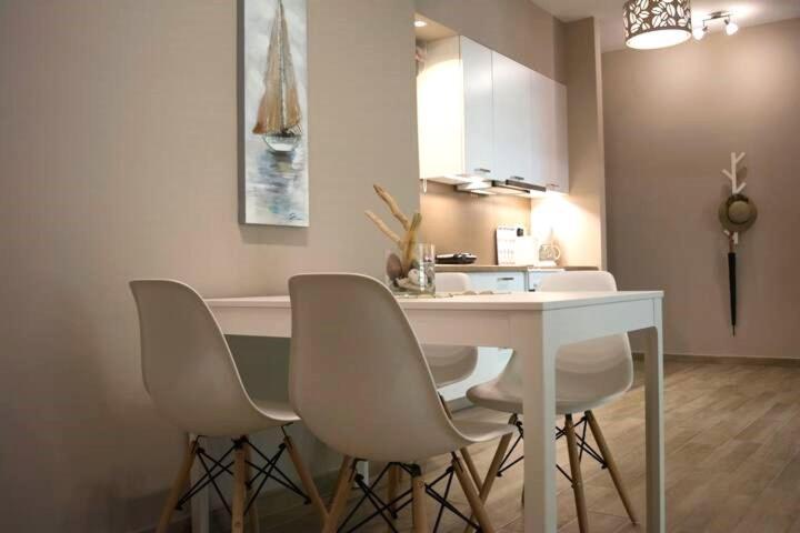 Chic And Minimal Apartment Close To Thissio Metro Atenas Exterior foto